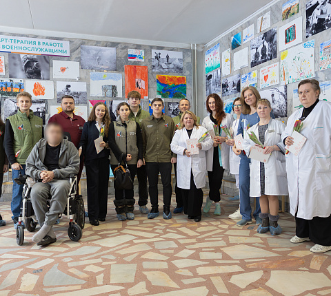 В преддверии 8 Марта активисты «Молодёжки Народного фронта» поздравили психологов ГНЦ ФМБЦ им. А.И. Бурназяна ФМБА России